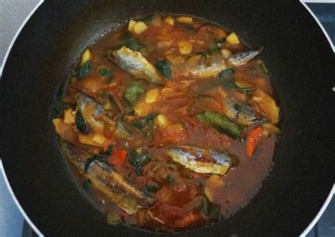 Siapkan wajan atau panic untuk menumis bumbu, setelah tumisan bumbu harum masukan ikan patin yang sudah di lumuri air. Resep Ikan pindang bumbu sarden kemangi oleh Maria ...