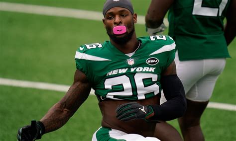 Perhaps realizing a trade may not transpire, adams talked to bell via phone before bll spoke out on the situation, saying he believes adams would like to remain a jet according to rich. Le'Veon Bell's injury guarantee plays role in Jets decision to release