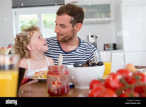 Padre E Hija Comiendo En La Mesa Fotografías E Imágenes De Alta