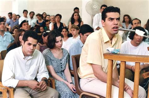 Οκτώ μήνες αργότερα, τον απρίλιο του 1993, απαγάγουν την υπάλληλο του 'μ. ΜΠΟΡΑ ΕΙΝΑΙ ΘΑ ΠΕΡΑΣΕΙ - Let's wait until the storm passes ...