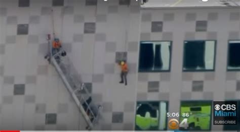 아슬아슬하게 공중에 매달린 건설근로자들 Video 2 Construction Workers Rescued While