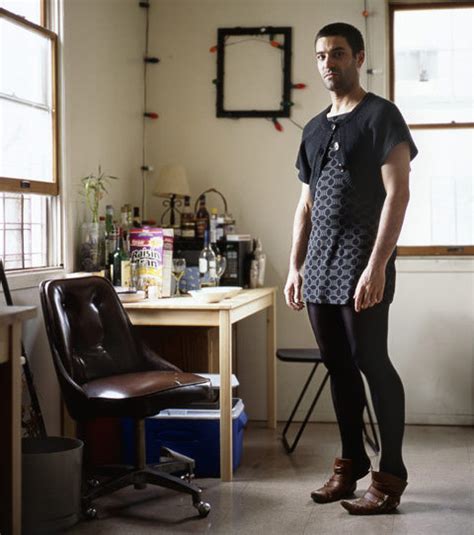 Ces hommes sont habillés avec les vêtements de leur femme
