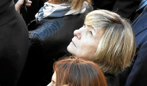 Mimi marchand au côté de françois bayrou, durant le grand meeting d'emmanuel macron à bercy, le 17 » ses amis disent, en riant à moitié, que mimi vise maintenant l'élysée. Qui est Mimi Marchand, reine de la presse people au ...