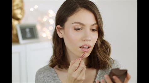 She generally publishes makeup videos but her over time her style of content has diversified to include vlogs and videos on lifestyle. Doğal Görünen, Yok Gibi Makyaj - YouTube