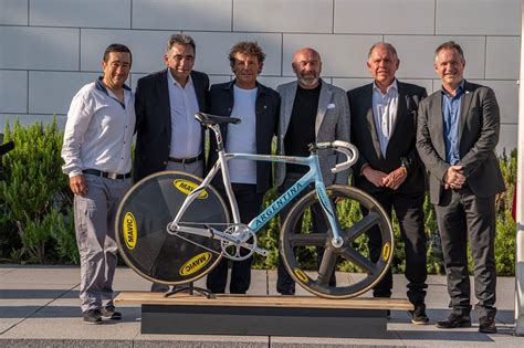 El Astro Del Ciclismo Argentino Juan Curuchet Donó Su Emblemática Bicicleta “dorada” Al Museo