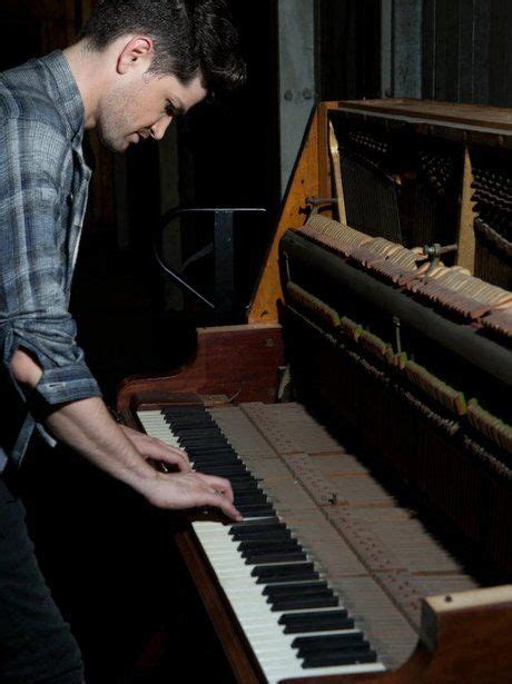 Danny playing piano in "Hall of Fame" music video... | Series e filmes