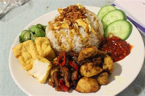 The Hungry Foodtech Nasi Uduk Komplit Indonesian Coconut Steamed Rice With The Lot