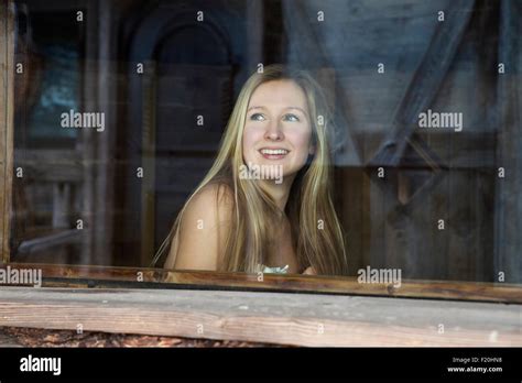 Nackten Schultern Junge Frau Aus Sauna Fenster Stockfotografie Alamy