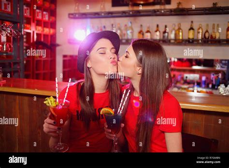 Deux Jeunes Filles Lesbiennes Sembrasser Dans Un Club Parti Photo