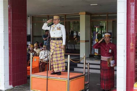 Pimpin Upacara Hari Lahir Pancasila Taufan Pawe Kenakan Baju Adat