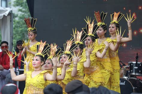 Untuk iringan tari, musik dapat dibedakan dalam tiga jenis yakni musik sebagai pasangan gerak, bila hadirnya musik dalam tari bukan semata mengiringi, atau menjadi latar, namun lebih memiliki karakter untuk dapat. Pengertian Musik Iringan Tari