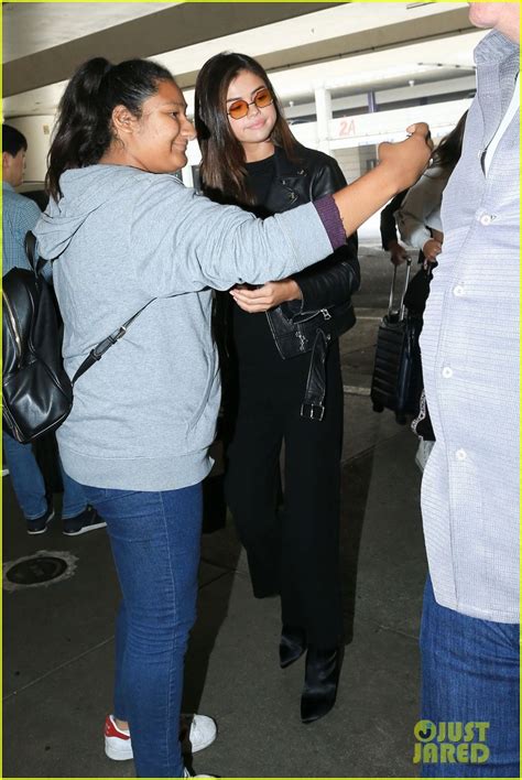 Photo Selena Gomez Shows Off Her Abs While Heading To Her Flight 04 Photo 3908424 Just