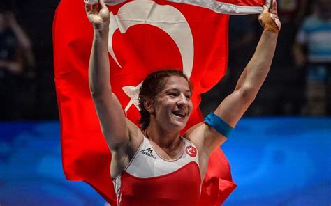 Jun 26, 2021 · milli sporcu ferhat arıcan, katar'da düzenlenen dünya kupası'nda paralel bar finalinde 15.566 puanla altın madalya kazandı. Yasemin Adar kimdir aslen nereli gözyaşları içinde kaldı ...