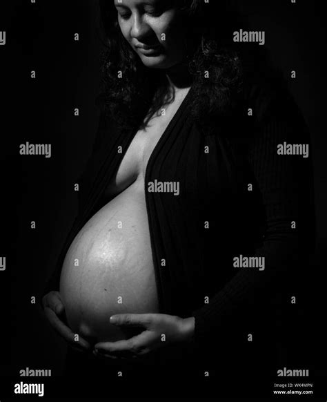 mujeres embarazadas fondo negro fotografías e imágenes de alta