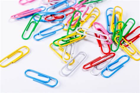 Colored Paper Clips On White Background Creative Commons Bilder