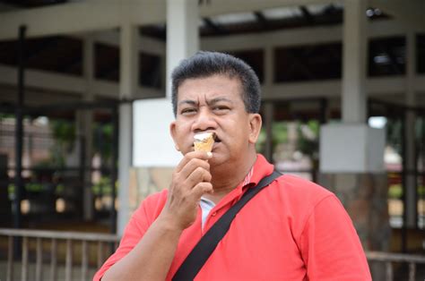 Biarkan lubang tanaman durian sekitar 1 minggu, supaya gas beracun yang ada di dalam tanah memuai karena terpapar oleh sinar matahari dan akhirnya terbawa oleh angin. LAMAN BLOG CIKGU NORLIZA: KERTAS KERJA PROGRAM PENANAMAN POKOK