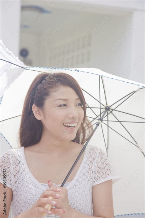 日傘を差して歩く女性 stock 写真 adobe stock