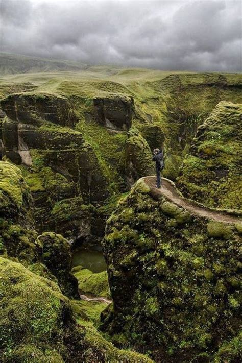 Le Canyon Fjaðrárgljúfur En Islande Paysage Islande Beau Paysage