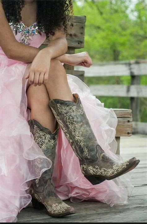 Rockin Her Cowgirl Boots With Her Prom Dress Fotos De Quinceañeras Vestidos Para Dulces 16