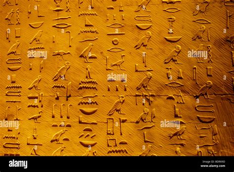 Les Hiéroglyphes à Lintérieur Dune Pyramide De LÉgypte Photo Stock