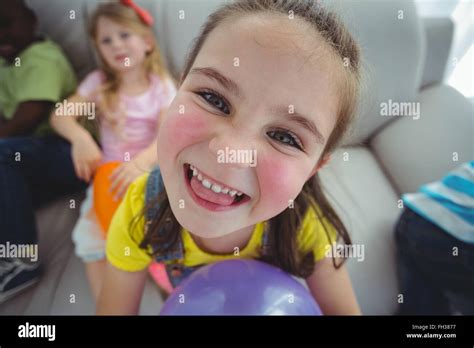 Sonrientes Niños Jugando Con Globos Fotografía De Stock Alamy