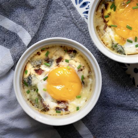 OEUFS COCOTTES AU FROMAGE DE CHÈVRE ET LARDONS