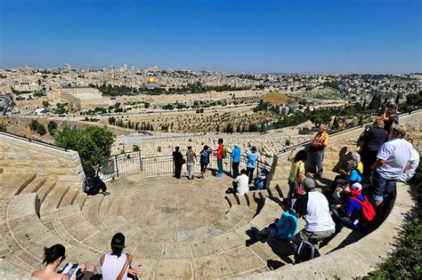 Auf dem tempelberg in jerusalem ist am montagabend nach neuen zusammenstößen zwischen palästinensern und israelischen sicherheitskräften ein brand ausgebrochen. Tempelberg