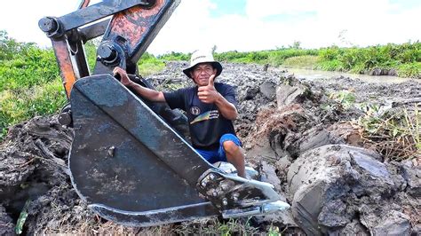 KOLABORASI SWASTA DAN WARGA TRANSMIGRAN REHABILITASI JALAN PENGHUBUNG