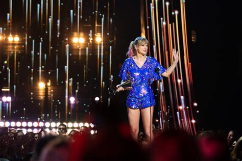 Taylor Swift Credits Fans For Tour Success At 2019 Iheartradio Music