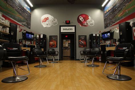 Well, tpd sot members have just know confirmed that the suspect did indeed shot himself, also the incident occurred @ the sports clip store in the complex with the smashburger store. Sport Clips - LDKerns