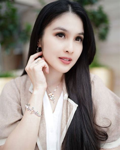 10 Potret Gorgeous Sandra Dewi Selalu Shining Shimering Splendid
