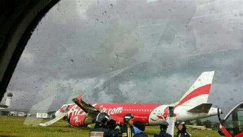 Menjual pelbagai jenis model kapal terbang dari seluruh dunia. 13 Gambar Pesawat Air Asia Terbabas di Lapangan Terbang ...