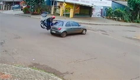 Vídeo mostra Ford Ka avançando preferencial e sendo atingido por moto