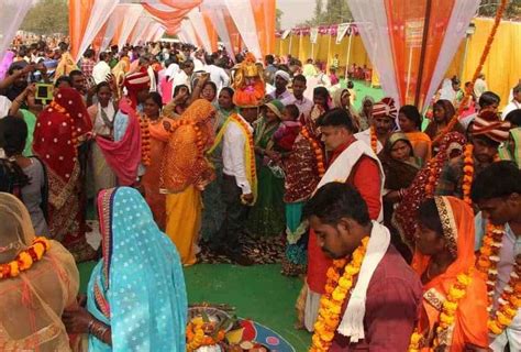 कर्नाटकमदरसे में दिखी गंगा जमुनी तहजीब मुस्लिम और हिंदू जोड़ों ने की शादी Karnataka Mass