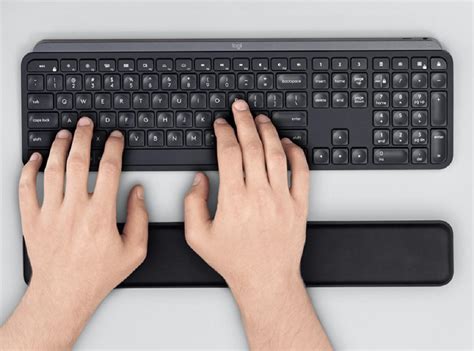 Master key is a rather basic looking but very effective typing tutor which takes you through a huge series master key may look simple and a bit dated but its incredibly complete and will cover every. Logitech unveils next-gen MX Master 3 smart mouse, MX Keys ...