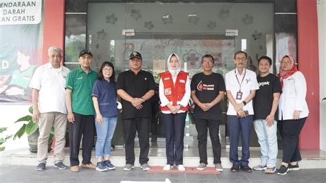 Baksos Bareng Komunitas Ojol Airin Rachmi Diany Kita Bekerja Sama