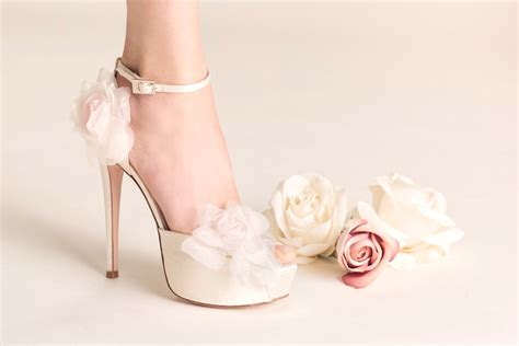 Scarpe da sposa blu royal dolci scarpe da sposa impreziosite da perle. Scarpe Sposa 2018: ecco le ultime tendenze | Gloria ...