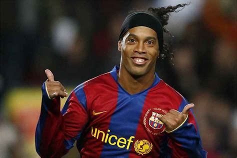 Bruxo Ronaldinho Ga Cho Ganha Homenagem Do Barcelona No Halloween Superesportes