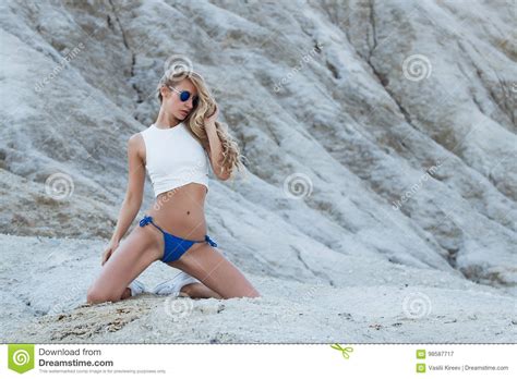 Mooi Meisje In Een Bikini Op Het Strand Stock Afbeelding Image Of