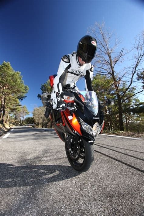 £15,225 (£19,125 for sp version). Essai comparatif 2008: Suzuki GSX-R 750 vs Honda CBR 1000 RR