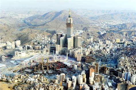 The building structure spreads over seven towers erected. The Abraj Al Bait Tower in Makkah, Saudi Arabia - Gets Ready