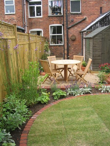 Working with a small budget but have big low maintenance garden dreams? 60 Flower Bed Edging Ideas | Small garden design, Garden ...