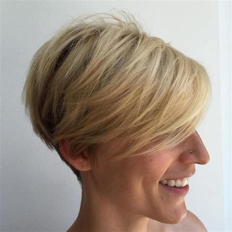 The messiness of the hairstyle creates both volume and interest making it a great choice for women with medium to long hair. Pin on style