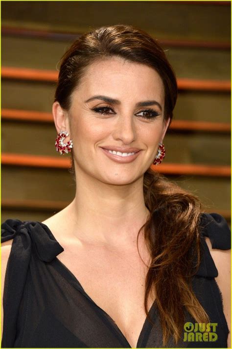 Penelope Cruz Switches Into A Black Dress To Attend The 2014 Vanity