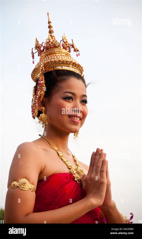 thai gruß pose fotos und bildmaterial in hoher auflösung alamy