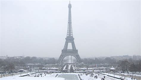 பாரீசில் கடும் பனிப்பொழிவு ஈபிள் கோபுரம் மூடல் Eiffel Tower Closed