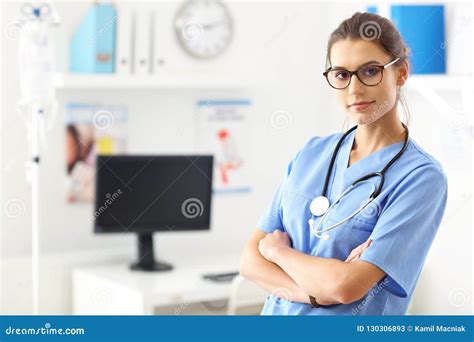 Position Femelle De Docteur Dans Son Bureau Image Stock Image Du