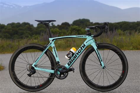 The flat mount disc brakes also are on trend with what most manufacturers are using, as are the 12mm. Bianchi Oltre XR4 CV | 自転車