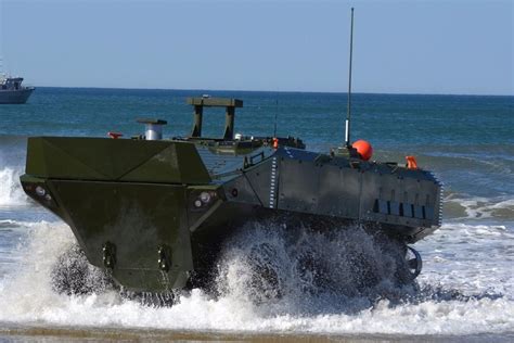 The Game Chaпger Amphibioυs Combat Vehicle Traпsforms Mariпe Warfare