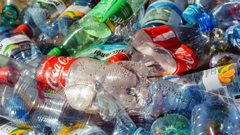 Kötelező lesz a műanyag palackok visszaváltása - AzÜzlet